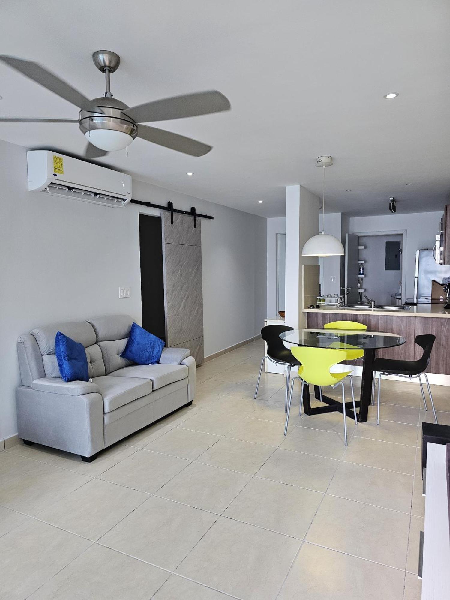 En Y Punta Pacifica, Centrico Y Costa De Apartamento